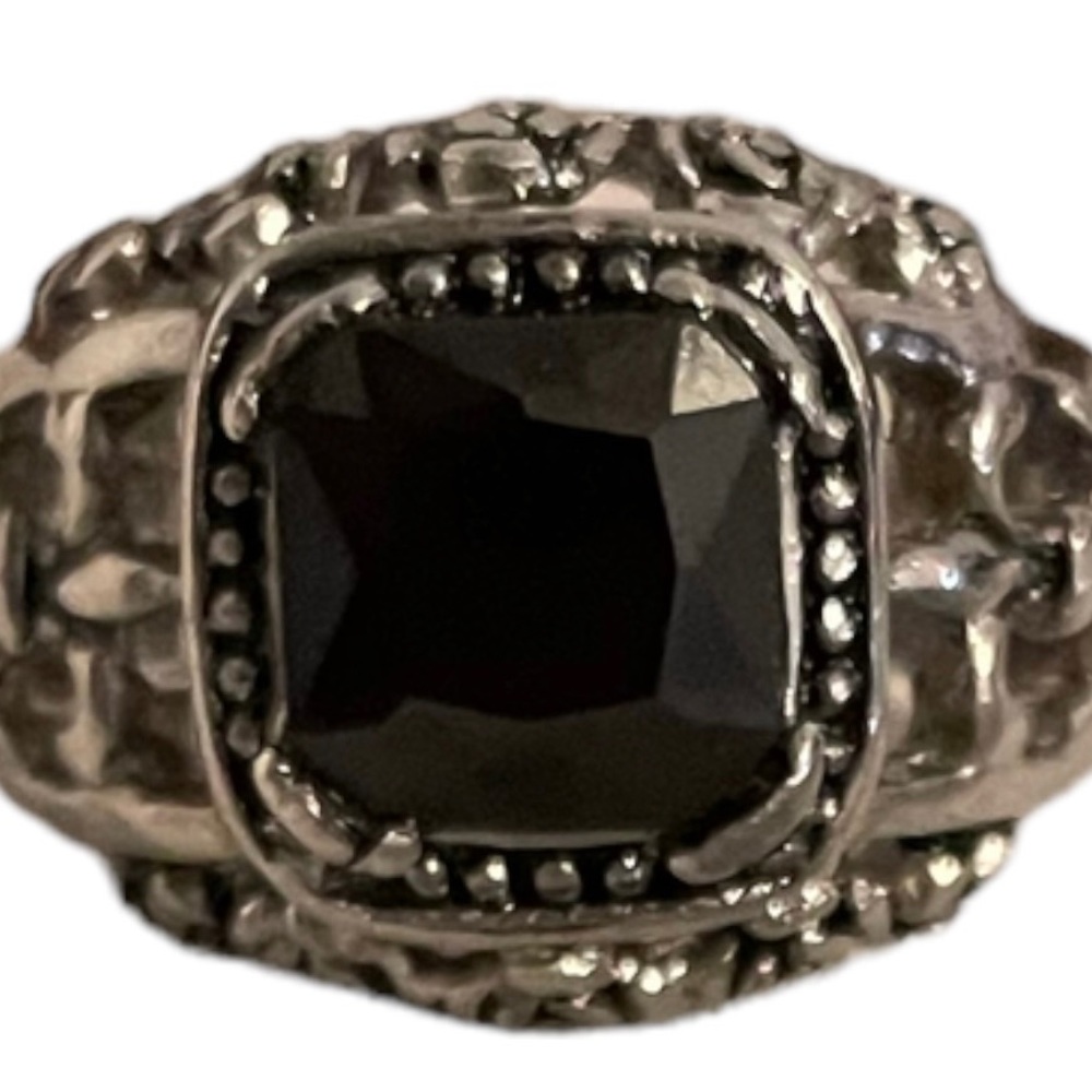 Vintage ring with fleur de lis on the side. Sterling Silver
